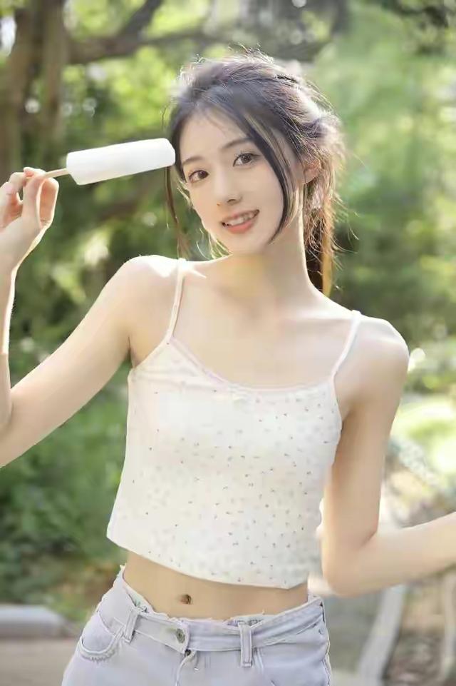 清新阳光下的白衣牛仔短裙美女，公园拍摄写真让你感受青春活力！