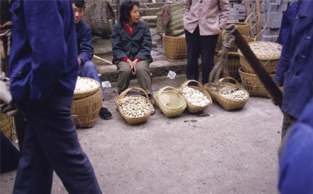 卑鄙龌龊老照片：青楼女子妖娆多姿，妇女露胸喂奶被孩子撕扯衣服