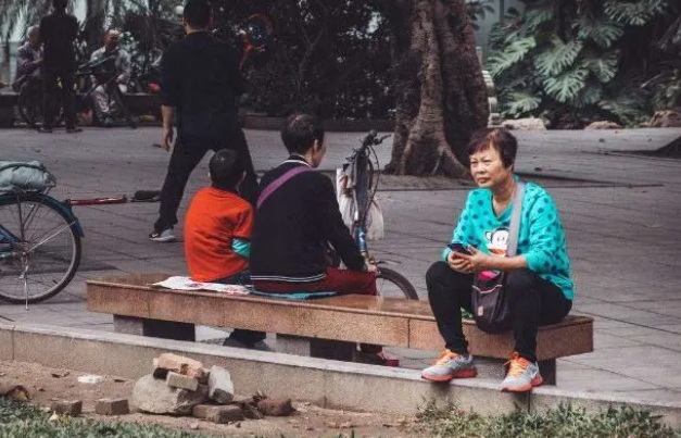 “赔钱货，就知道吃！”女孩和弟弟抢鸡腿，被奶奶反手一巴掌