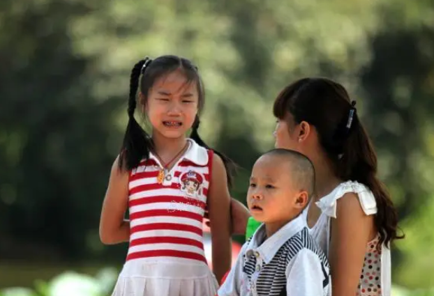 “赔钱货，就知道吃！”女孩和弟弟抢鸡腿，被奶奶反手一巴掌