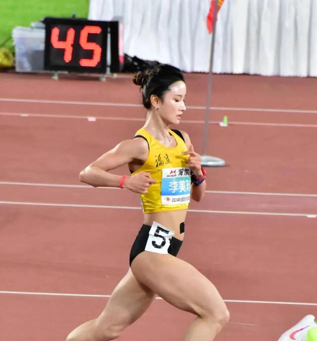 田径美女李美珍，身材高挑比例完美，性格开朗大方，自信又不张扬