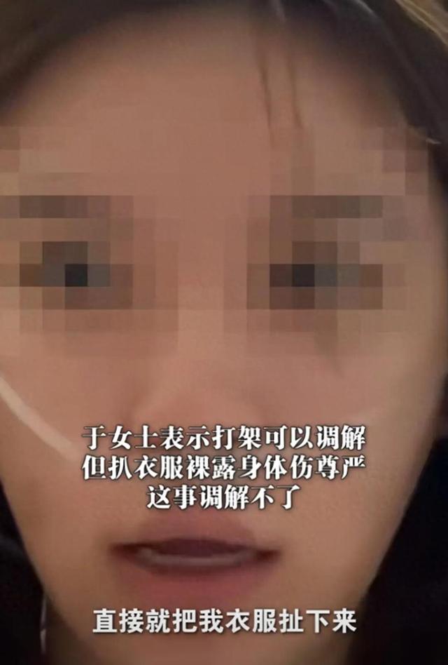 闹大了！电梯内狗尾巴扫腿，23岁女子在打斗中被扯下衣服露出胸部