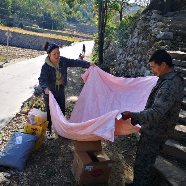 大山里的美女搬运工，看看她在干什么？