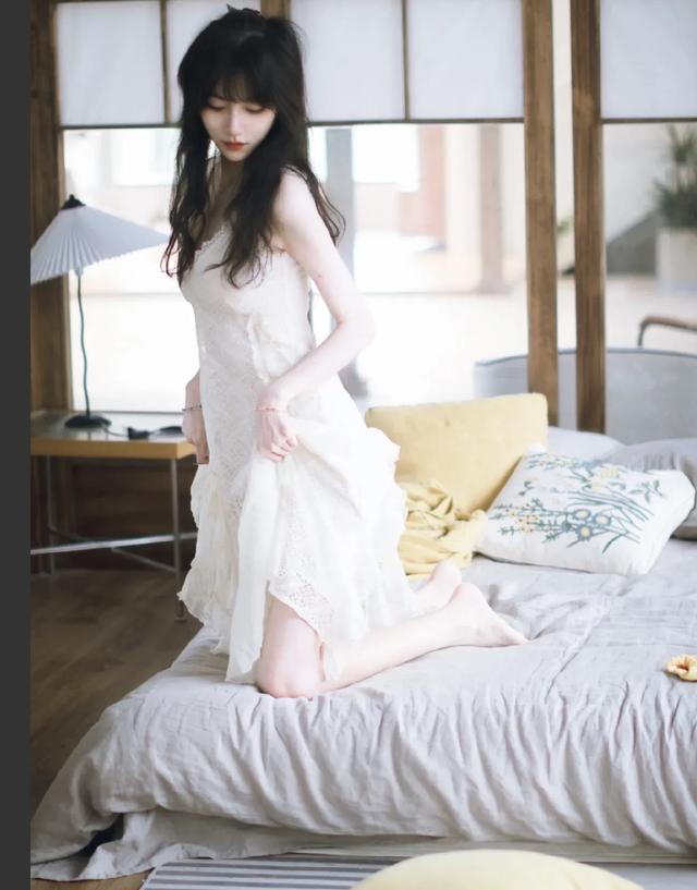 美女写真：性感睡衣可爱美女，娇小玲珑小姐姐