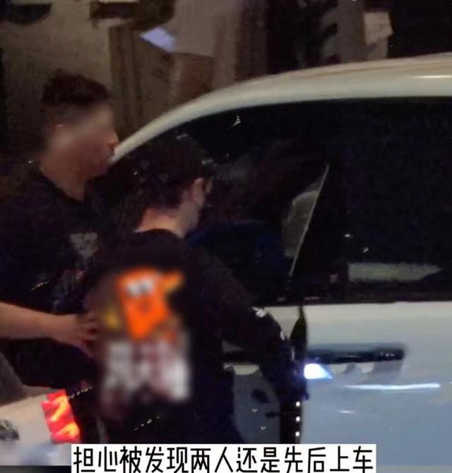 黄晓明摸新女友屁股逛街，和前任长相极其相似，女孩究竟什么来路