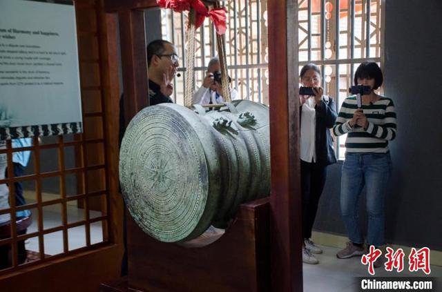 广西东兰铜鼓荟萃百态 吸引两岸媒体关注