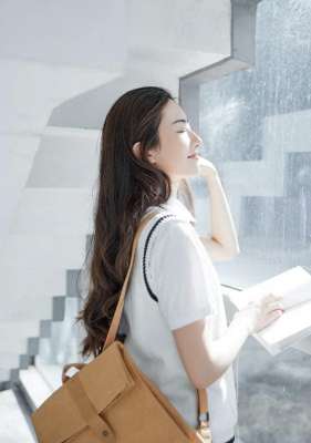 学校美女照(美女写真：校园女神制服装扮性感又可爱，如此迷人好难不爱)