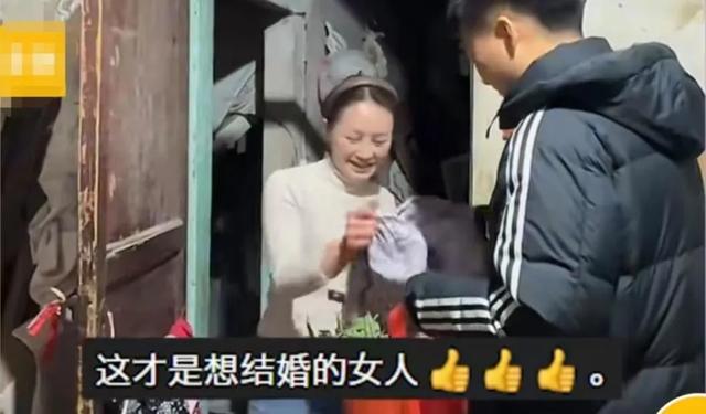 男子相亲完下午女方就上门，娴熟换围裙帮忙做饭，看长相一眼沦陷