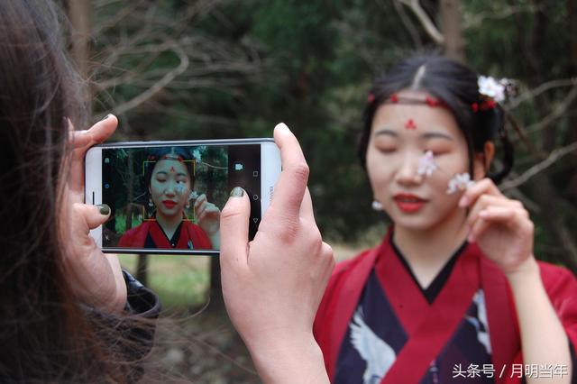 网络大V、汉服美女走进粉色大洪山景区