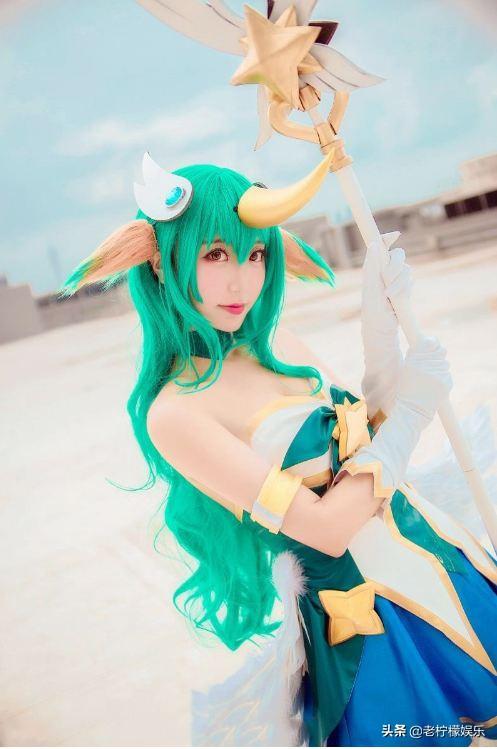 英雄联盟：性感美女cosplay众星之子索拉卡，奶量十足