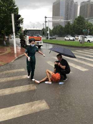 淋透的美女(最美女护士雨中俩男子发生事故，怀孕女护士浑身淋透救人)