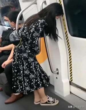 美女的屁股疼(美女地铁突然肚子痛，“内急”)