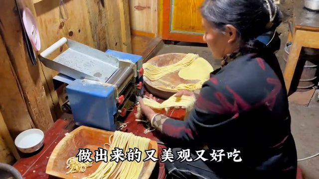 今天吃的是尼西藏面，由我家年轻美女且能干的婆妈做，味道...