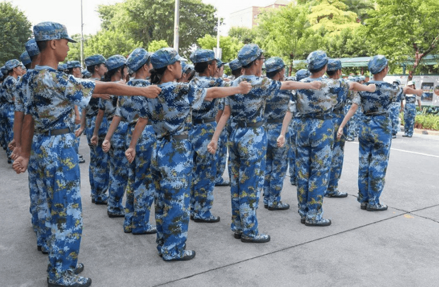 异色惊艳！广东高校女生军训脱衣穿内衣，网友惊讶：像没穿一样！