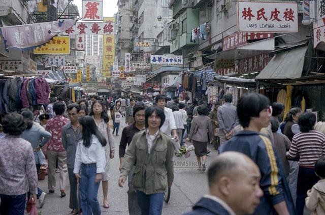 女孩街头醉酒情难自禁，男友努力给她降火，不雅行为令人脸红