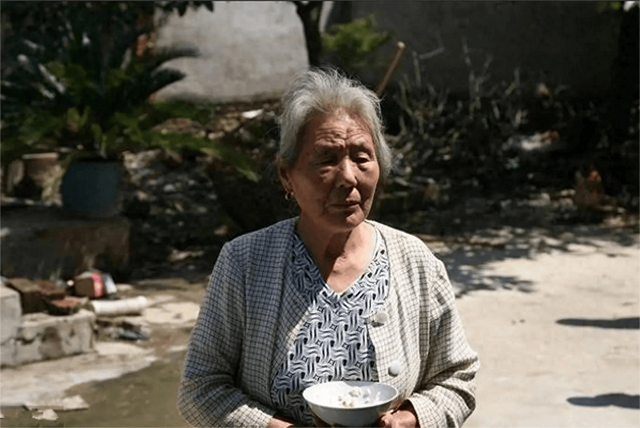 少女竟被大叔带到酒店，美女主动脱去衣服，献身五十岁的老男人!