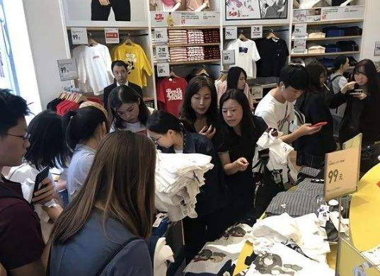 90后美女开服装店，利用一次“试穿活动”，获得1000名顾客