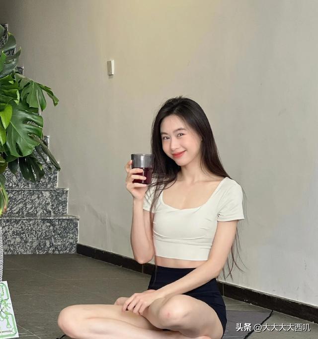 运动之美：绝色美女室内锻炼摄影写真（6）