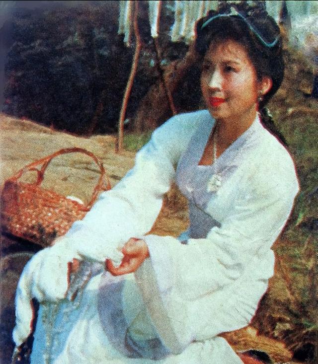 李秀明和吴海燕 两大美女70年代双星争辉 但把她们放一起看 差距真大