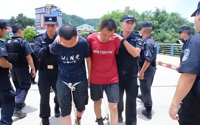 中国警方跨国救援实录：300华人被扒光衣服栓狗链，惨遭虐待