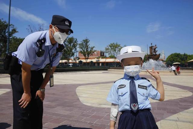 小女孩身患重症想当“小警察”，小迪警官在迪士尼帮她圆梦