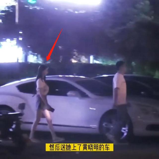 新恋情？黄晓明与神秘美女同坐一辆车，女方身材火辣大长腿抢镜