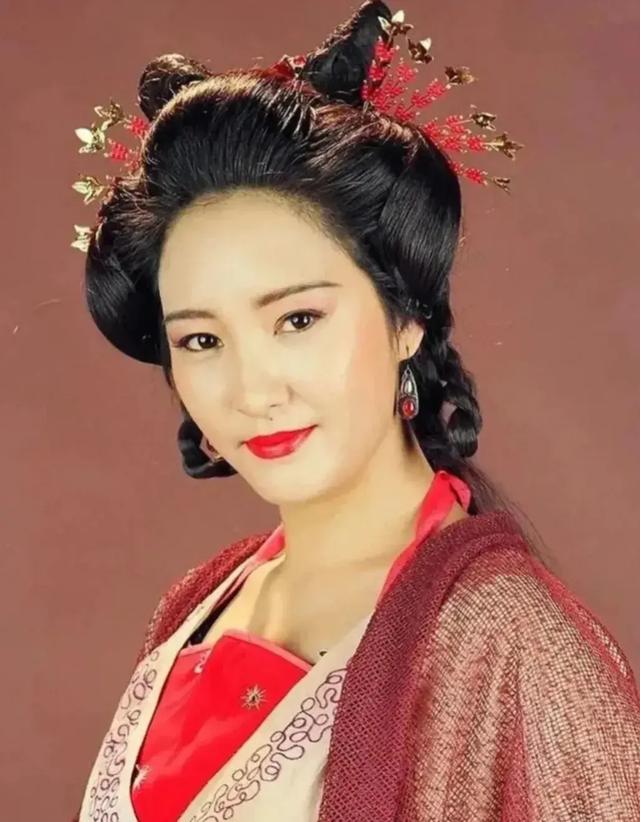 经典李莫愁，耐看型美女雪梨，是米雪妹妹，十八岁未婚生子不后悔