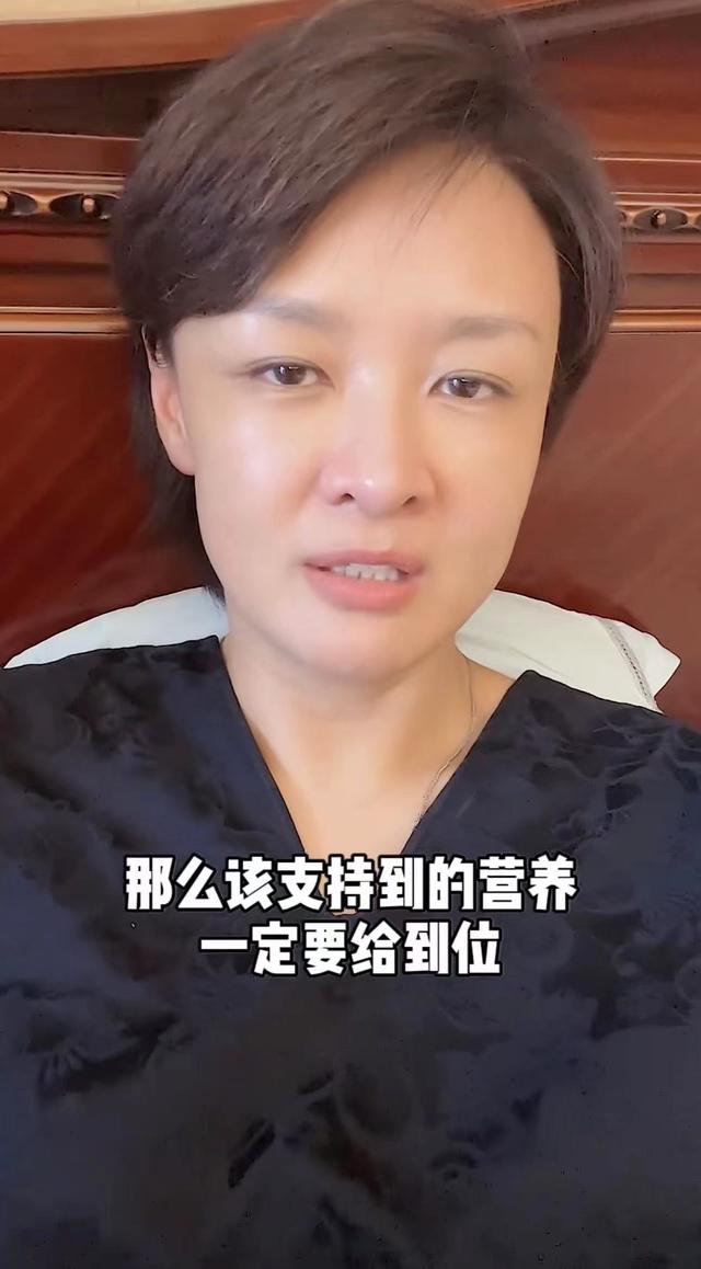 前央视主持发生意外！脚被钢条穿透鲜血直流，素颜躺床上罕露白发