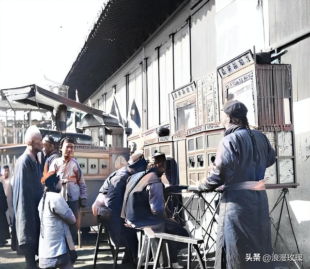 罕见老照片：日本女人半裸在家梳洗，木桶泡澡被拍