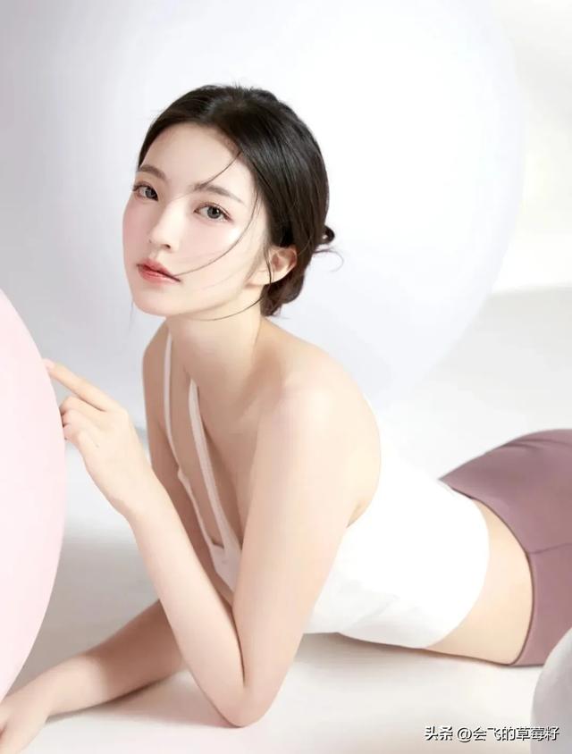 瑜伽美女私教——性感写真