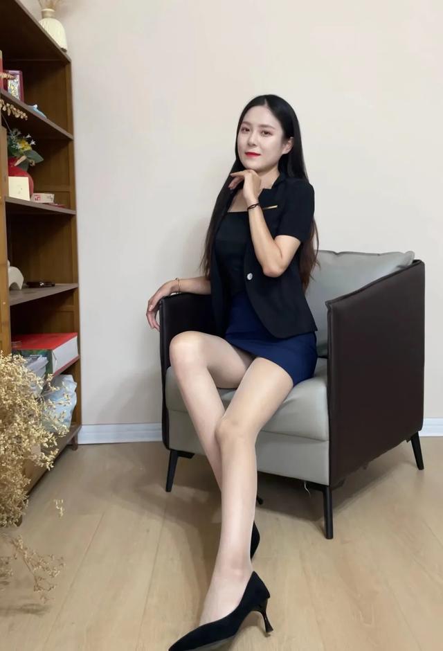 冬季暖阳长腿美女白皙皮肤性感美女高清美女壁纸美女写真图片