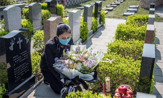 河南90后女孩帮人扫墓，每天鞠躬200多次任劳任怨，收入每月3000