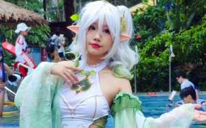 美女脱内衣动漫(在漫展中露腿漏胸算大尺度吗？这种cosplay为什么没有被禁呢？)