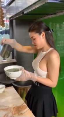 美女大胸无奶罩图(没穿内衣正妹店员开大洞煮面 炸出巨凶网冻未条)