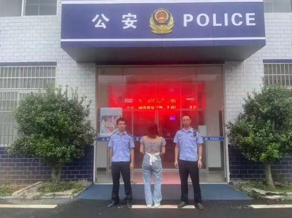 女主播户外涉黄直播，当场被抓！