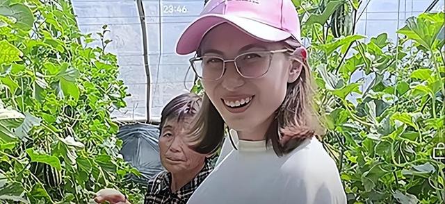 山西小伙娶19岁乌克兰美女，丈母娘比他大10岁，婚后靠自媒体赚钱