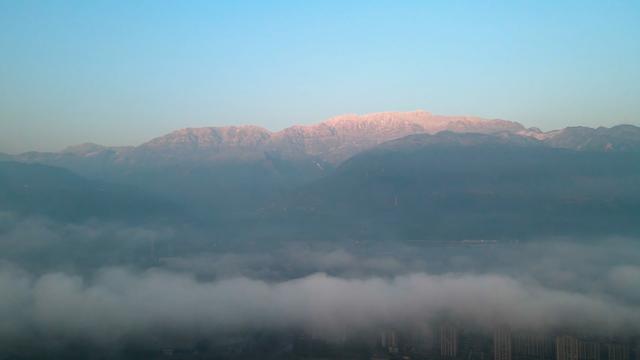 一眼沦陷 乐山美女峰现金山、云海景观