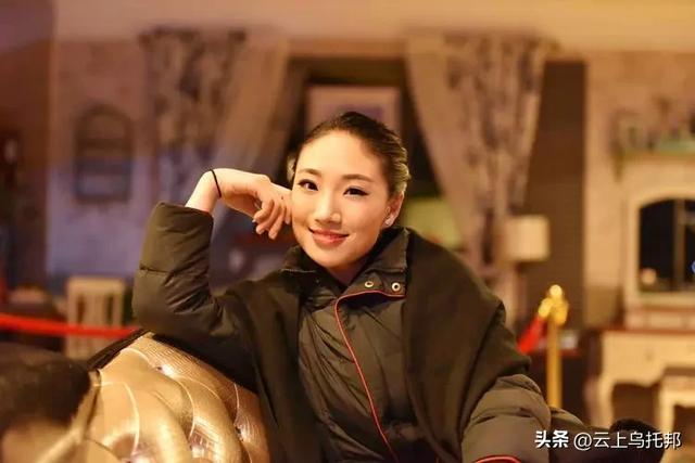 中国柔术美女：身材火辣，可轻松摆出各种姿势，已到登峰造极境界