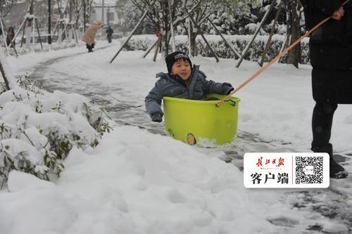 东湖边大雪中，汉服美女拍艺术照