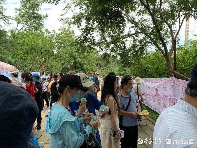 千佛山相亲大会上帅哥美女如云，90后专区人气爆棚