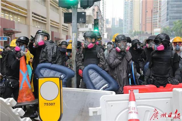 女子“砖头雨”中“示威”，香港警察一个箭步冲上去……