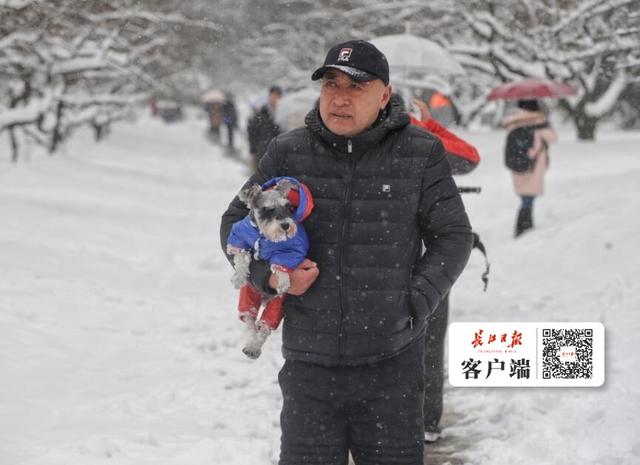 东湖边大雪中，汉服美女拍艺术照