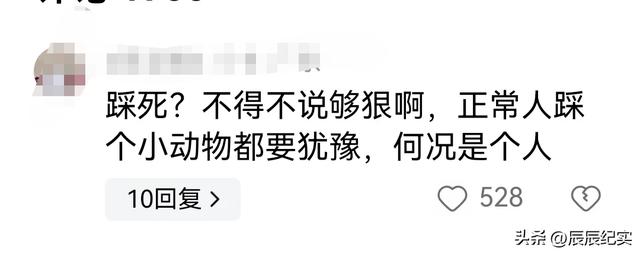 太可怕了！19岁未婚女孩，马桶上产子后，竟然与闺蜜将孩子踩死