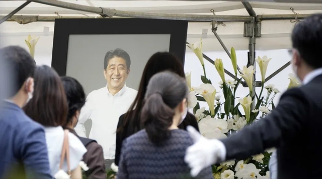 争议！央媒驻日美女社长拜祭安倍 还发朋友圈炫耀：他深得人心