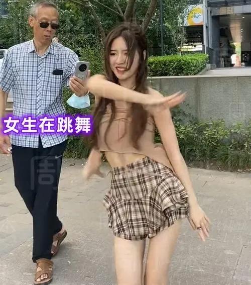 重庆⁠大学城女生穿丝袜公园“晒背”，大爷推婴儿车驻足观看