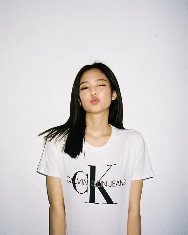 Jennie深夜福利刷屏59张性感自拍，还与G-Dragon惊喜合体