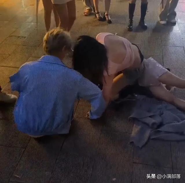 惊呆了！重庆九街两位性感美女大街上PK，画面香艳走光频繁