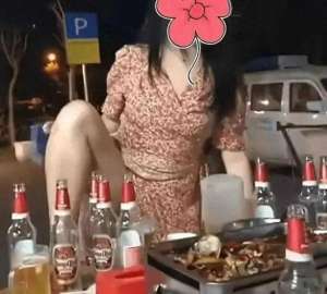 美女裙子被踩(美女醉酒后霸气外露，叉开裙子脚踩酒桌，网友：这谁敢要)