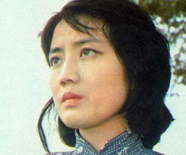 李秀明和吴海燕 两大美女70年代双星争辉 但把她们放一起看 差距真大