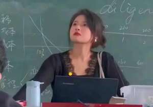 美女脱蕾丝(福建一大学美女老师走红，端庄又大方，像极了港风气质美女)